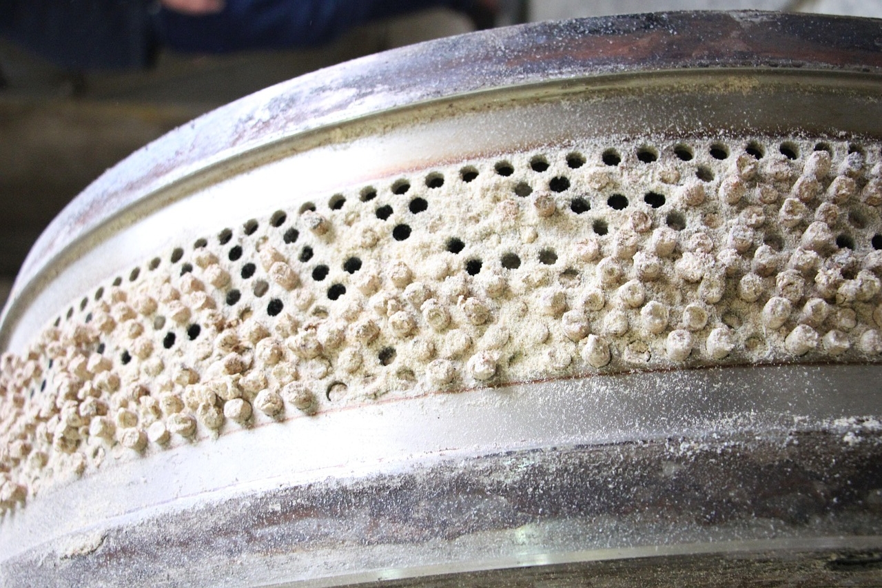 A device for producing feed pellets