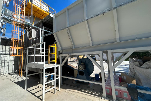 Grate furnace with fuel dosing tank