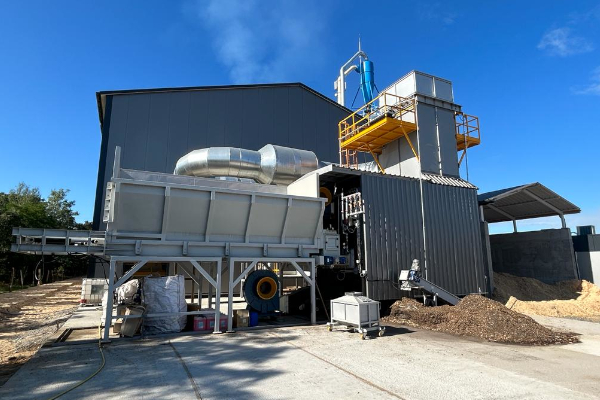 Grate furnace with fuel dosing tank