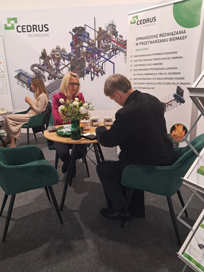 Rozmowy przy stoliku Cedrus na targach Biopower 2025