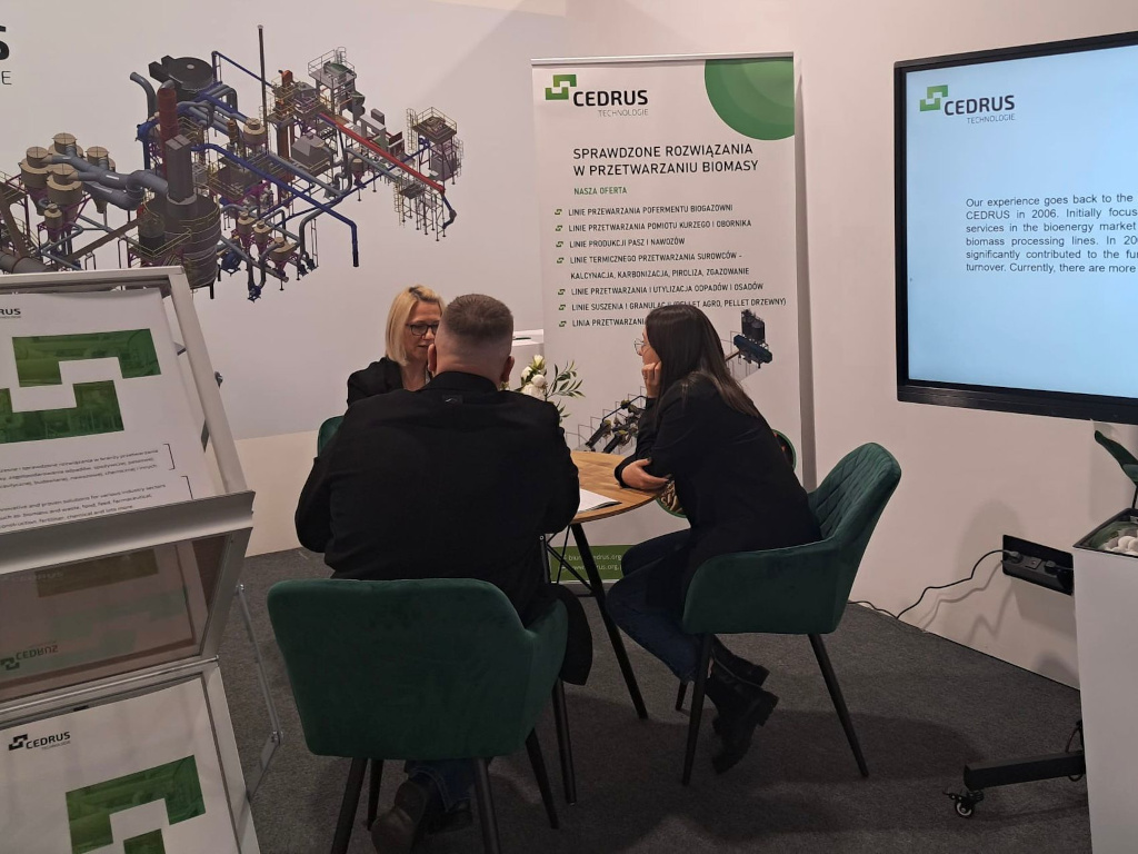 Rozmowy na stoisku Cedrus na targach Biopower 2025