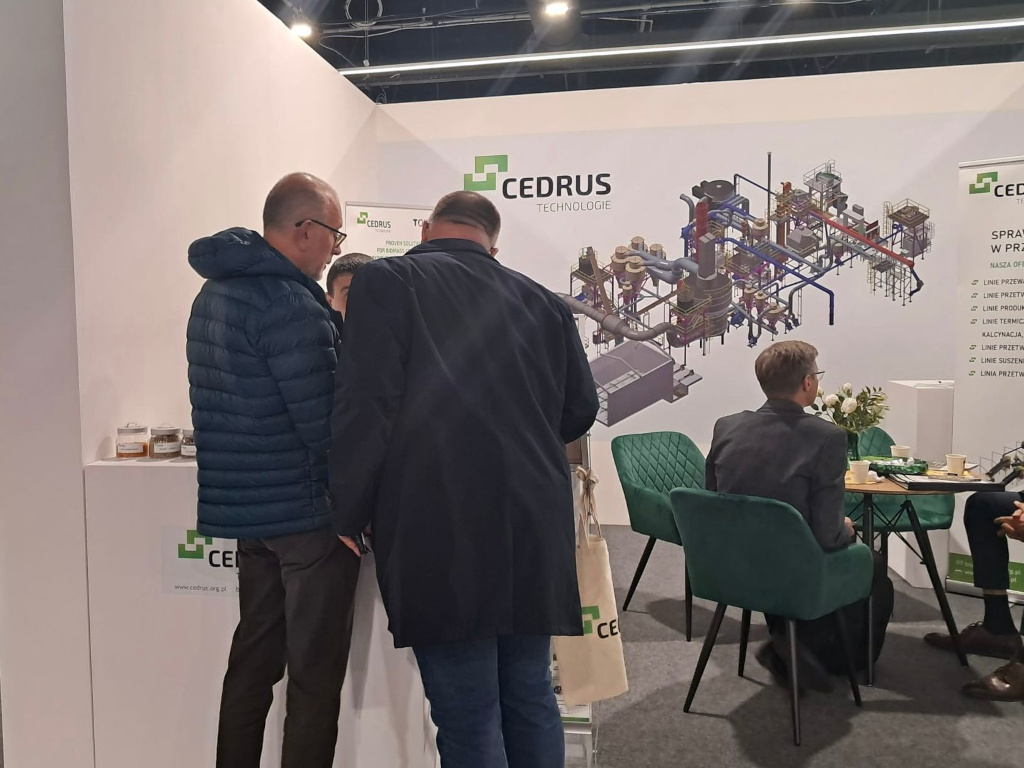 Interesanci przy stanowisku Cedrus na targach Biopower 2025